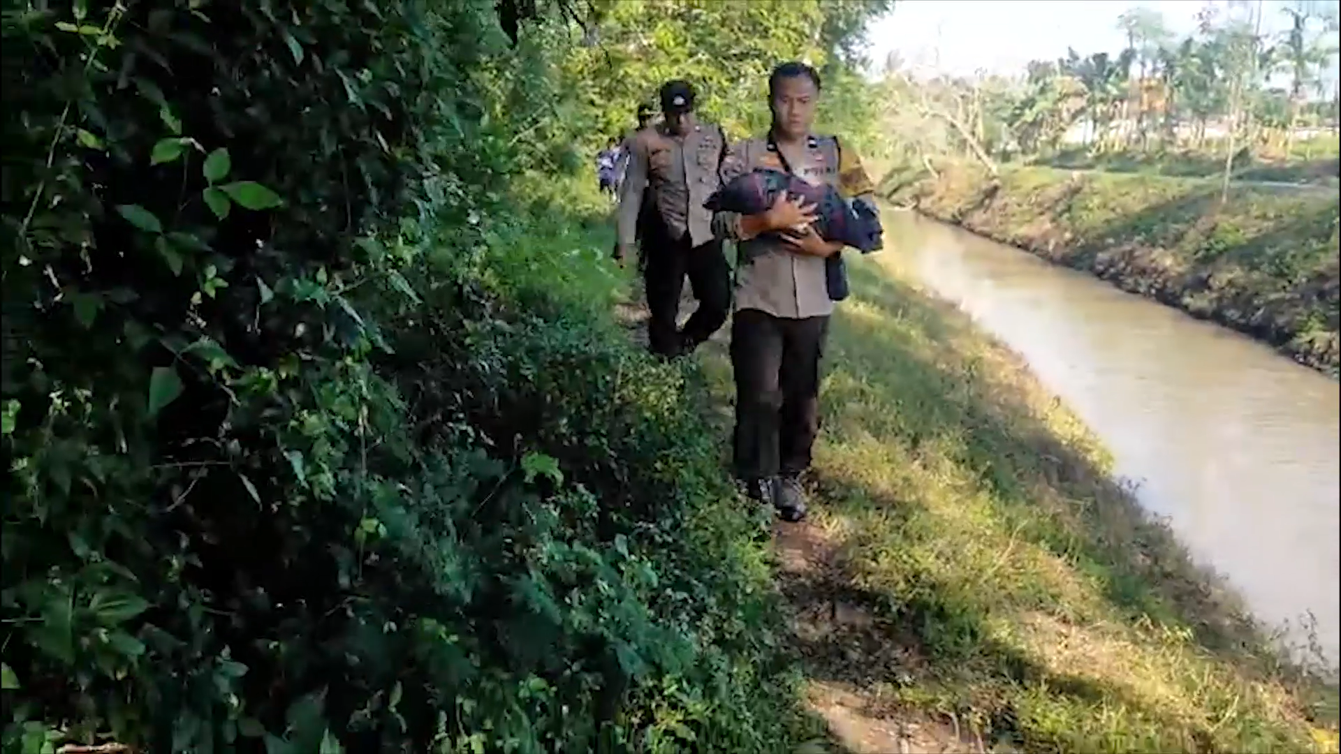 Mayat Bayi Bertali Pusar Tersangkut di Aliran Sungai