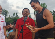 Kiper Timnas Emil Audero Kunjungi Anak-anak Praya, Dapat Hadiah Keris