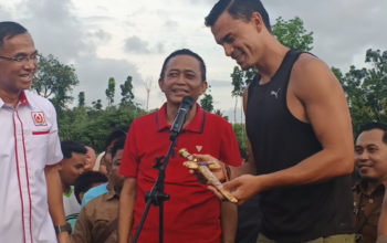 Kiper Timnas Emil Audero Kunjungi Anak-anak Praya, Dapat Hadiah Keris