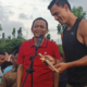 Kiper Timnas Emil Audero Kunjungi Anak-anak Praya, Dapat Hadiah Keris