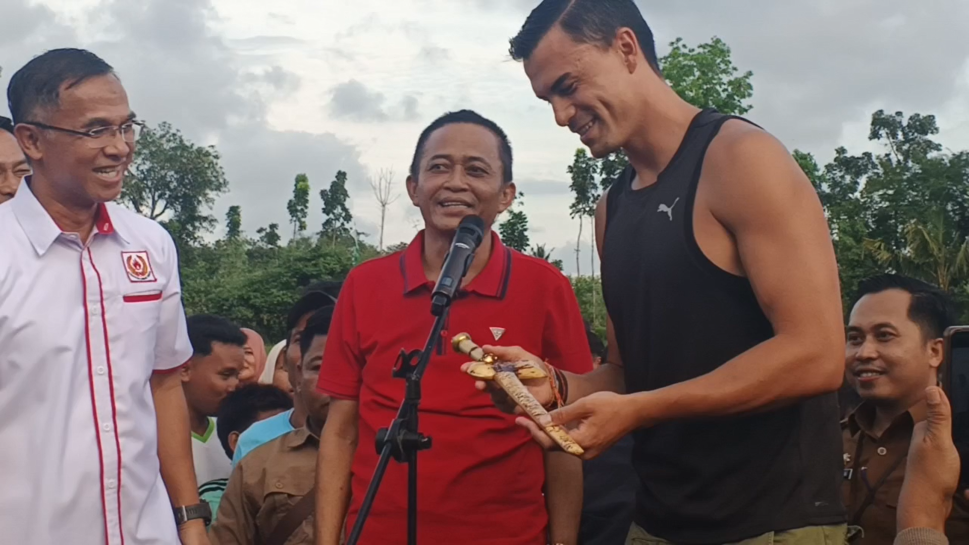 Kiper Timnas Emil Audero Kunjungi Anak-anak Praya, Dapat Hadiah Keris