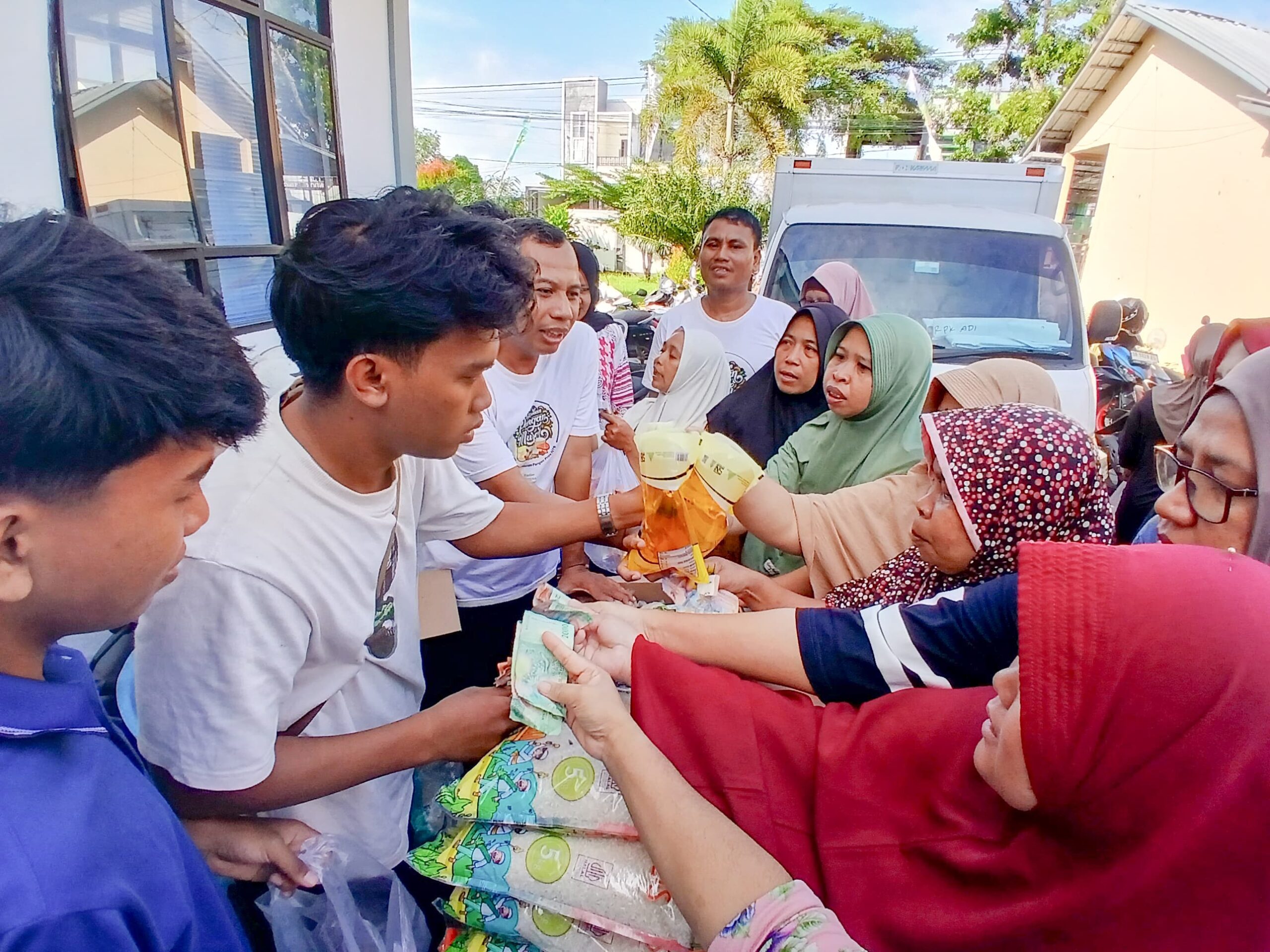 Potongan Rp10 Ribu, Warga Serbu GPM NTB di Desa Jatisela