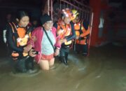 SAR Mataram Evakuasi Korban Banjir Hingga Dini Hari: Bayi hingga Lansia Diselamatkan