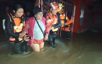 SAR Mataram Evakuasi Korban Banjir Hingga Dini Hari: Bayi hingga Lansia Diselamatkan