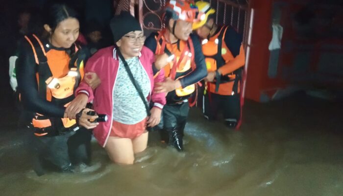 SAR Mataram Evakuasi Korban Banjir Hingga Dini Hari: Bayi hingga Lansia Diselamatkan