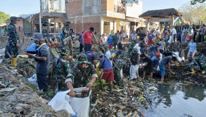 TNI, Pemkot dan Warga Kompak Bersihkan Sungai Ancar Pasca Banjir