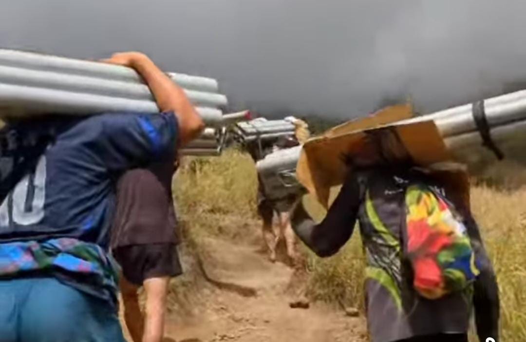 Jalur Rinjani Rawan, TO dan Porter Gotong Royong Pasang Pipa Besi