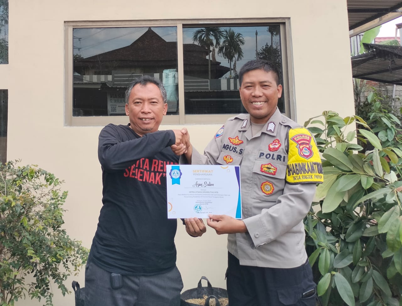 Bripka Agus Salim Terima Penghargaan Komisi Disabilitas NTB, Ini Aksinya
