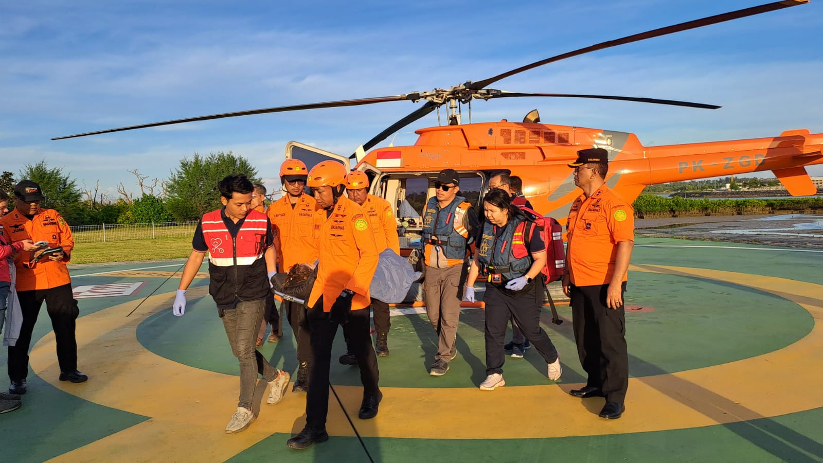 Evakuasi Dramatis Pendaki Belanda di Gunung Rinjani Pakai Helikopter