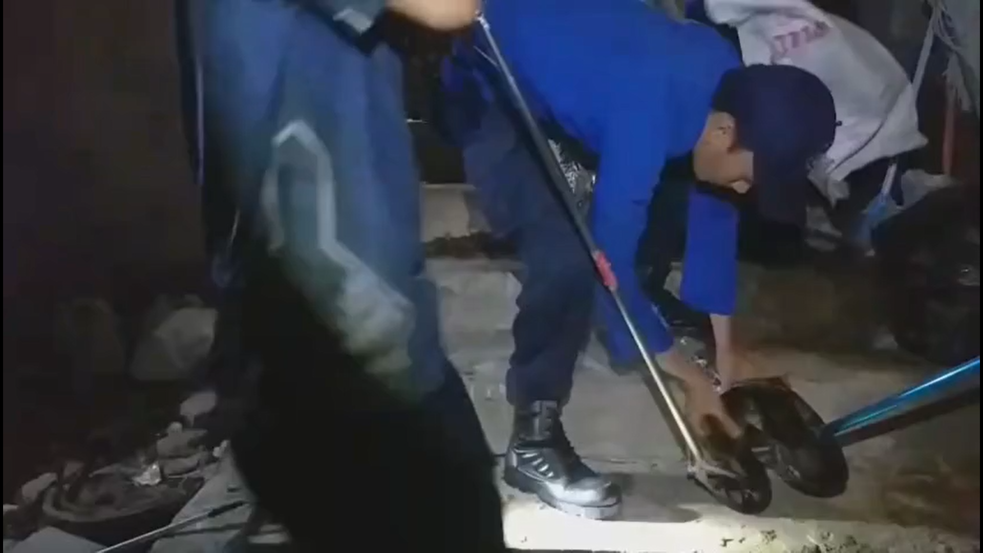 Ular Sanca 2,5 Meter Gegerkan Gudang Hotel di Senggigi, Damkar Lombok Barat Turun Tangan
