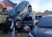 13 Kendaraan Hanyut, Banjir Terjang Kompleks Riverside