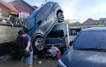 13 Kendaraan Hanyut, Banjir Terjang Kompleks Riverside