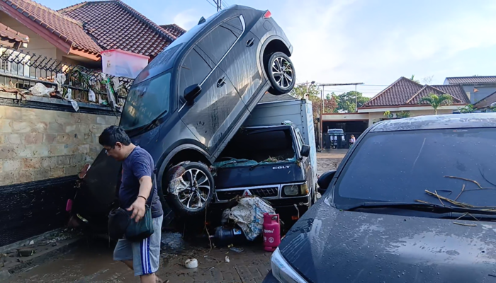 13 Kendaraan Hanyut, Banjir Terjang Kompleks Riverside