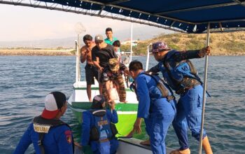 Aksi Cepat Ditpolairud Polda NTB Selamatkan Lima Nelayan Tenggelam di Selat Alas
