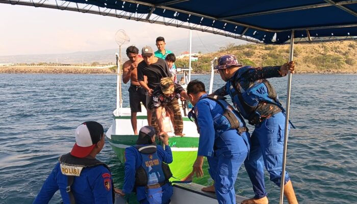 Aksi Cepat Ditpolairud Polda NTB Selamatkan Lima Nelayan Tenggelam di Selat Alas