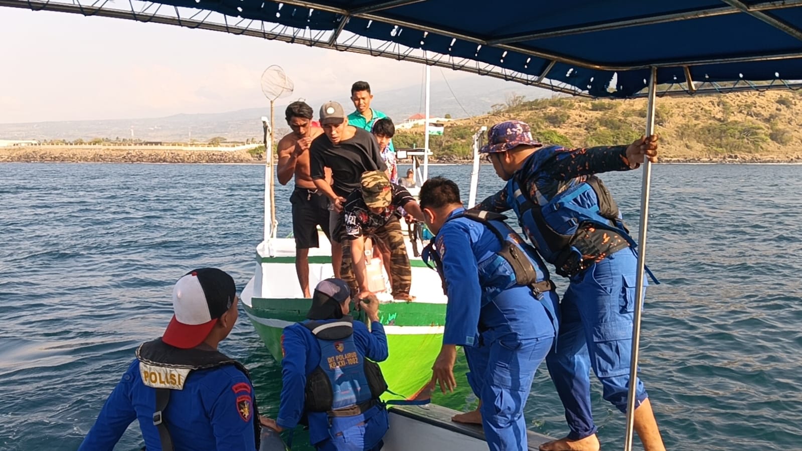 Aksi Cepat Ditpolairud Polda NTB Selamatkan Lima Nelayan Tenggelam di Selat Alas