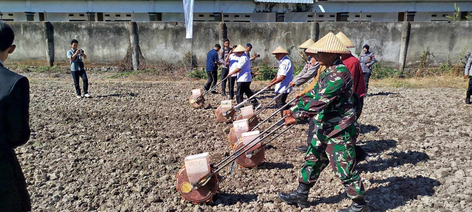 Danrem 162/WB Apresiasi Babinsa Tanam Jagung di Ponpes Al-Ikhlas: Dorong Ketahanan Pangan Lokal