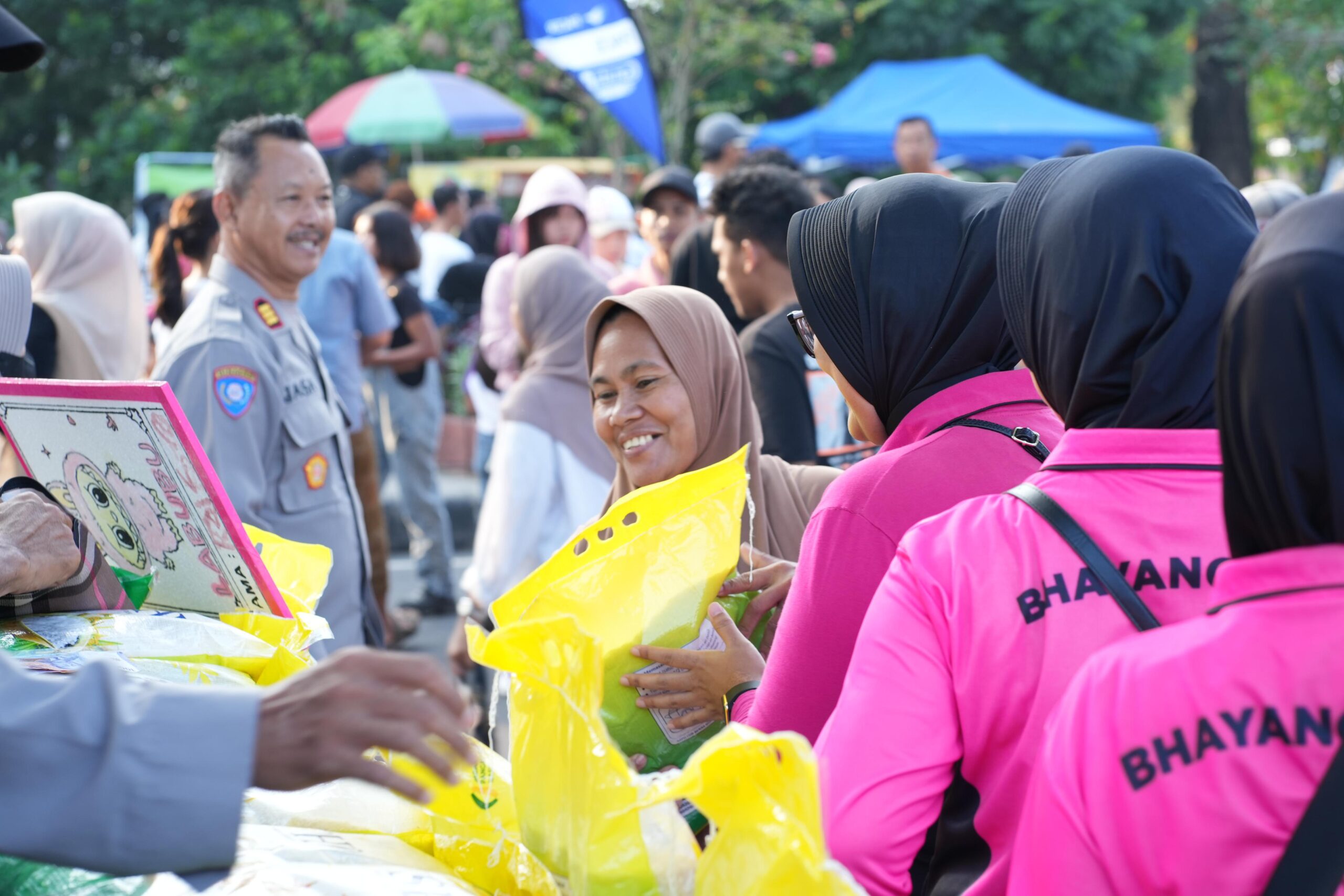 CFD Mataram Meriah, Warga Antusias Beli Beras Murah di Teras Udayana