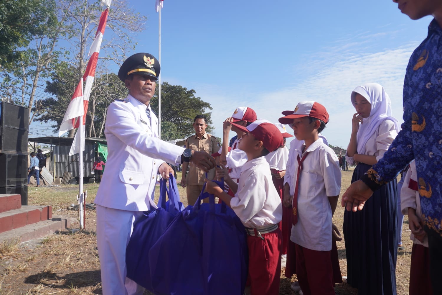 HUT ke-80 RI di Keruak: Camat Azhar Serahkan Penghargaan untuk Disabilitas dan Bantuan Sekolah