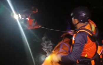 Kapal Ikan Tenggelam di Teluk Awang, 3 ABK Berhasil Diselamatkan