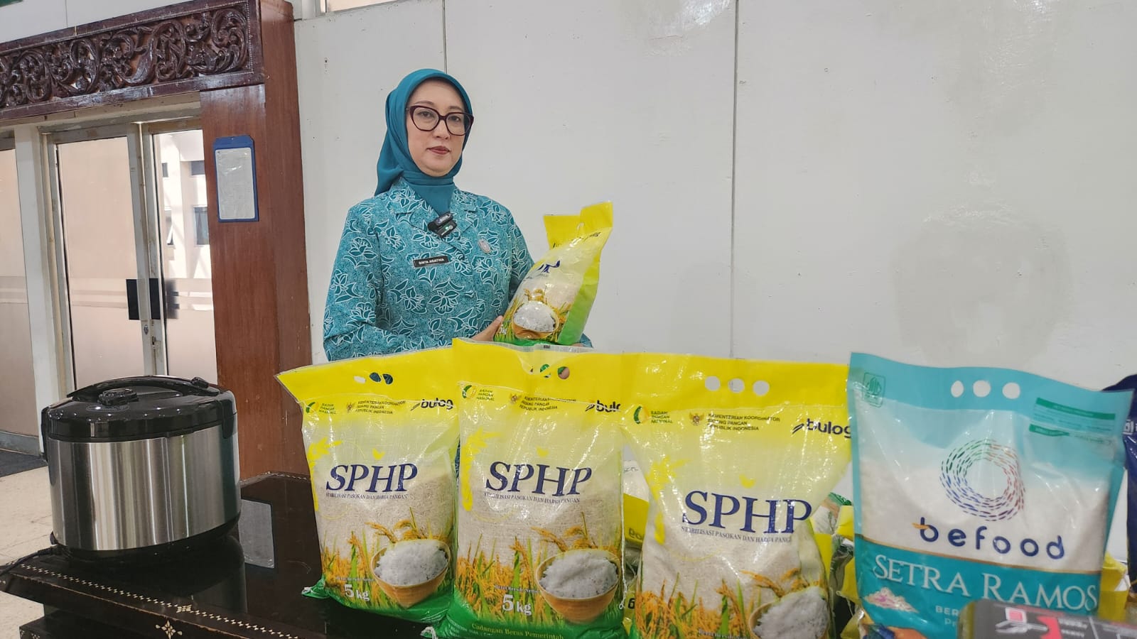 Medium Serasa Premium, Ketua PKK NTB Puji Kualitas Beras Bulog