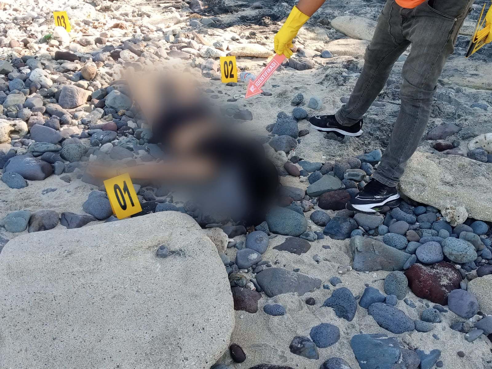 Tragedi Pantai Nipah: Polisi Olah TKP Penemuan Mahasiswa Meninggal Dunia