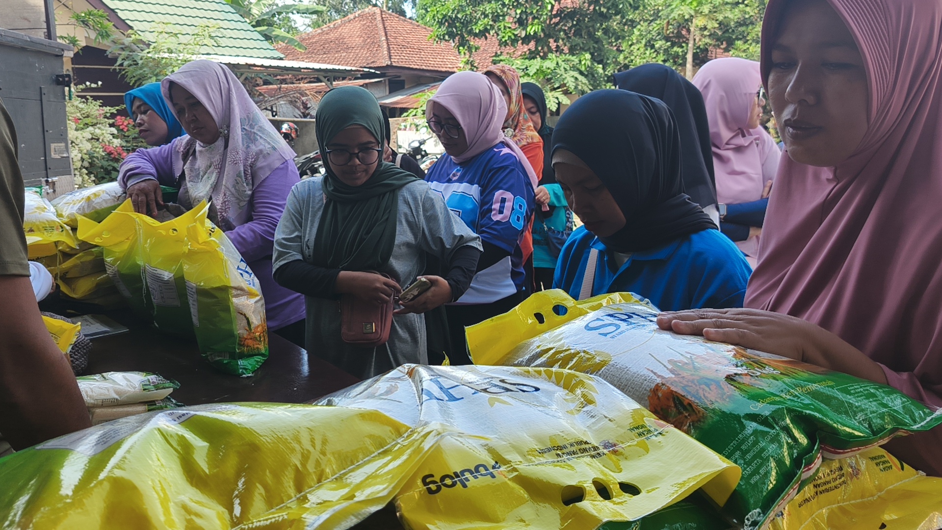 Gerakan Pangan Murah di Lombok Tengah Diserbu Warga, Beras SPHP Laris Manis
