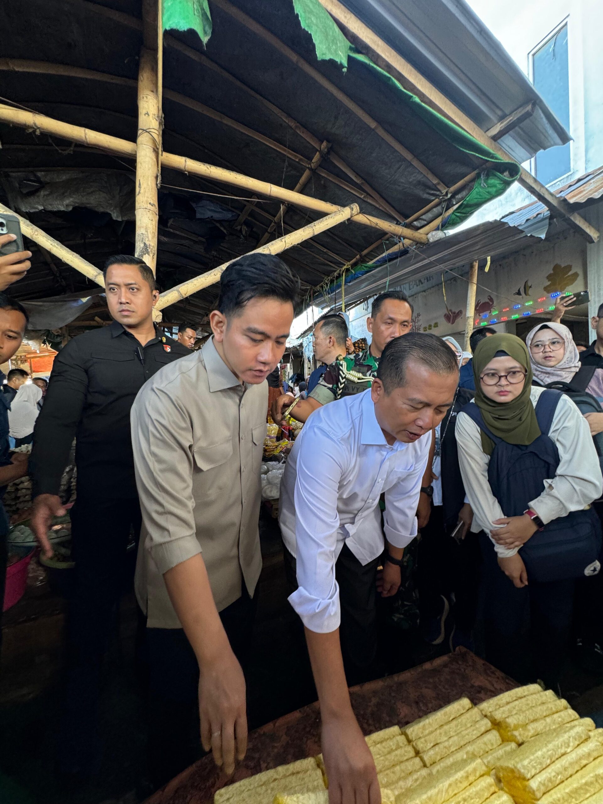 Gibran Belanja Cabai hingga Tempe di Mataram, Pedagang Antusias
