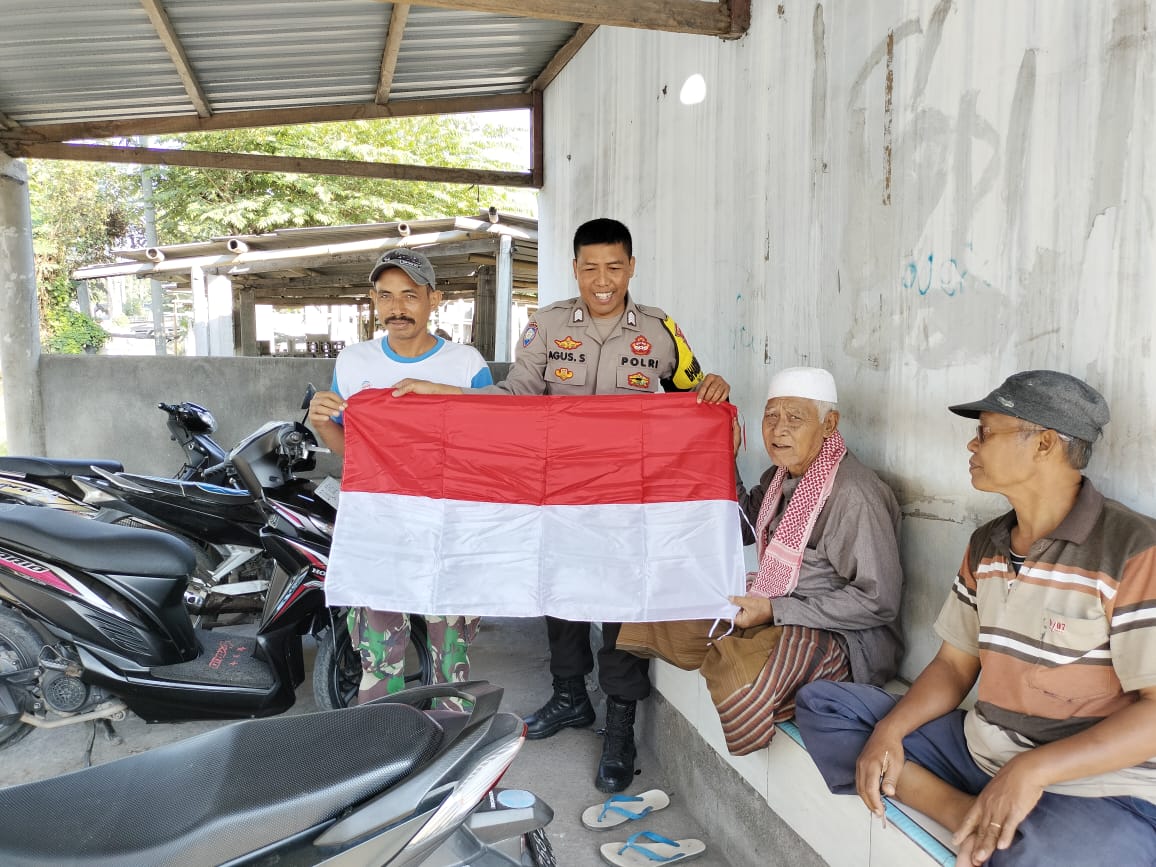 Sambut RI ke-80, Polisi Bagi Bendera dan Imbau Tolak One Piece