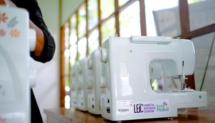 PLN NTB Rayakan HUT RI ke-80, Bantu 20 Mesin Jahit untuk Lansia di Lombok Timur