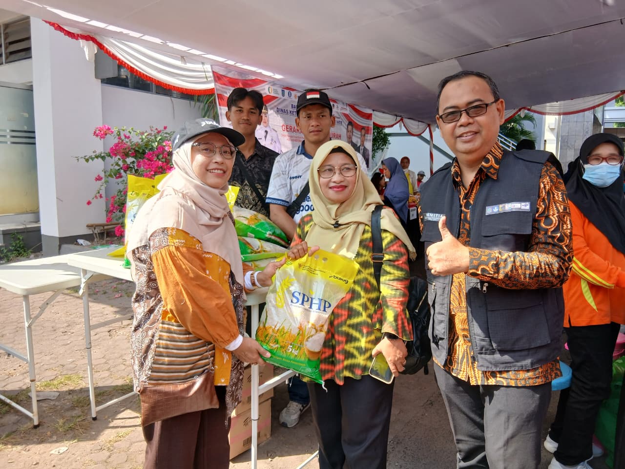 Gerakan Pangan Murah Meriahkan HUT ke-80 RI, Warga NTB Serbu Sembako Murah