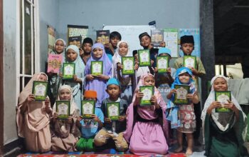 Anak-Anak TPQ di Labuapi Senang Terima Iqra dan Al-Quran dari iZaura