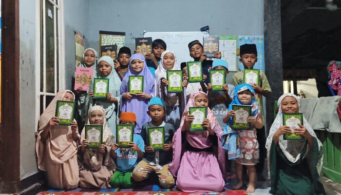 Anak-Anak TPQ di Labuapi Senang Terima Iqra dan Al-Quran dari iZaura