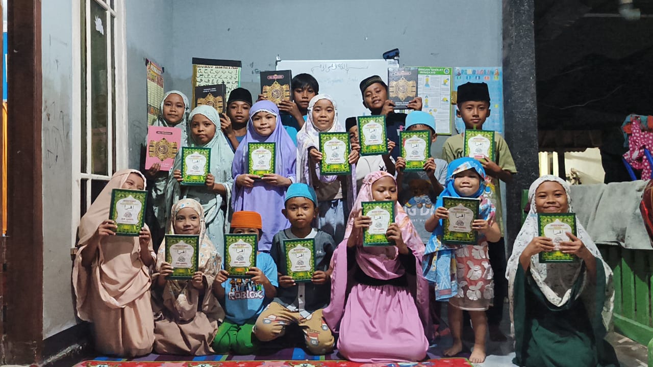 Anak-Anak TPQ di Labuapi Senang Terima Iqra dan Al-Quran dari iZaura