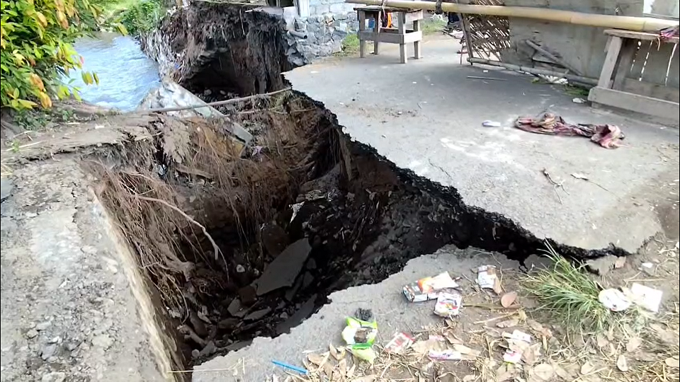 Hujan Deras Guyur Lombok Timur, Jembatan Apitaik–Tirtanadi Putus Total