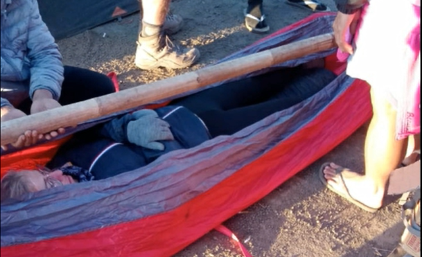 Terpeleset di Rinjani, Pendaki Asal Belgia Dievakuasi Pakai Tandu