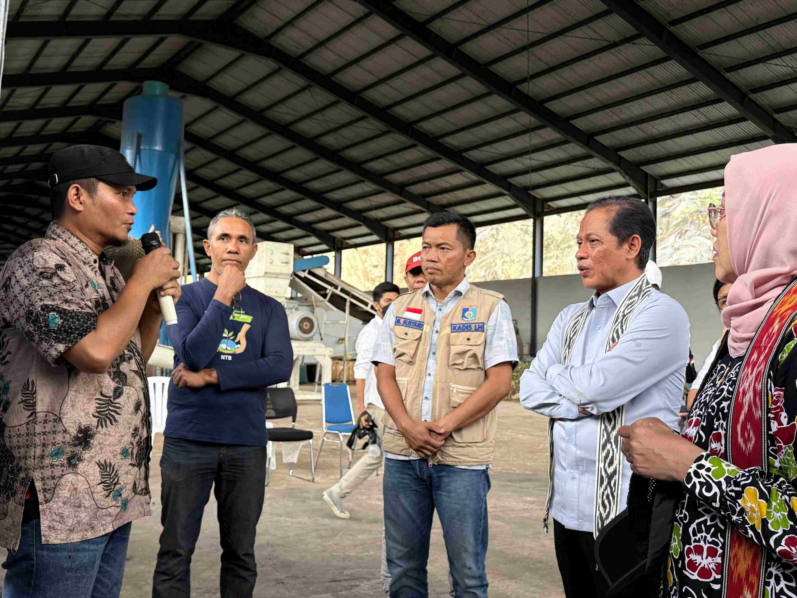 Menteri LHK Hanif Faisol Ajak Warga Lombok Jaga Pantai dan Kurangi Sampah Plastik