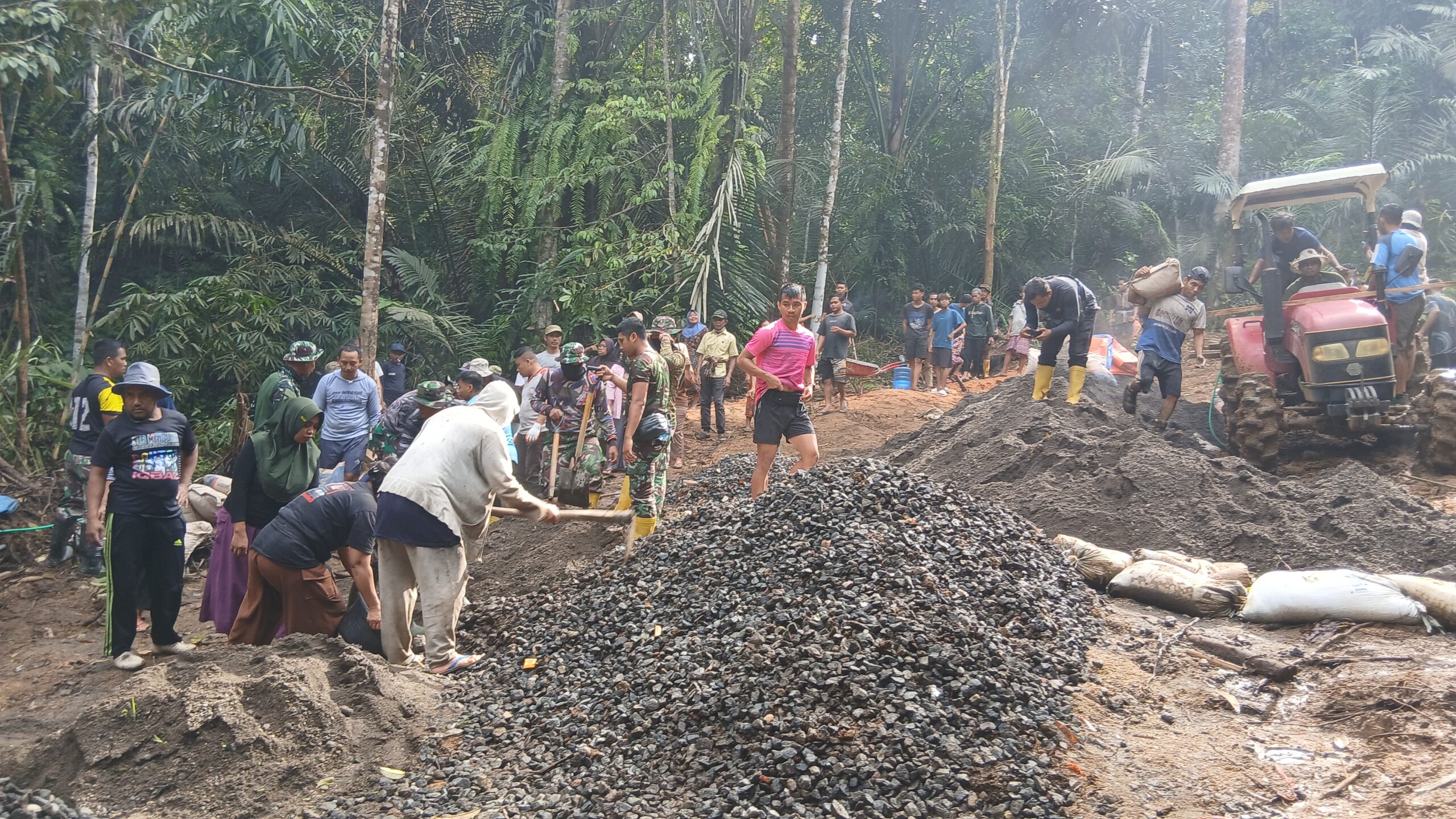 TMMD Buka Akses Jalan di Dasan Geria, Warga Kini Tak Lagi Terisolir