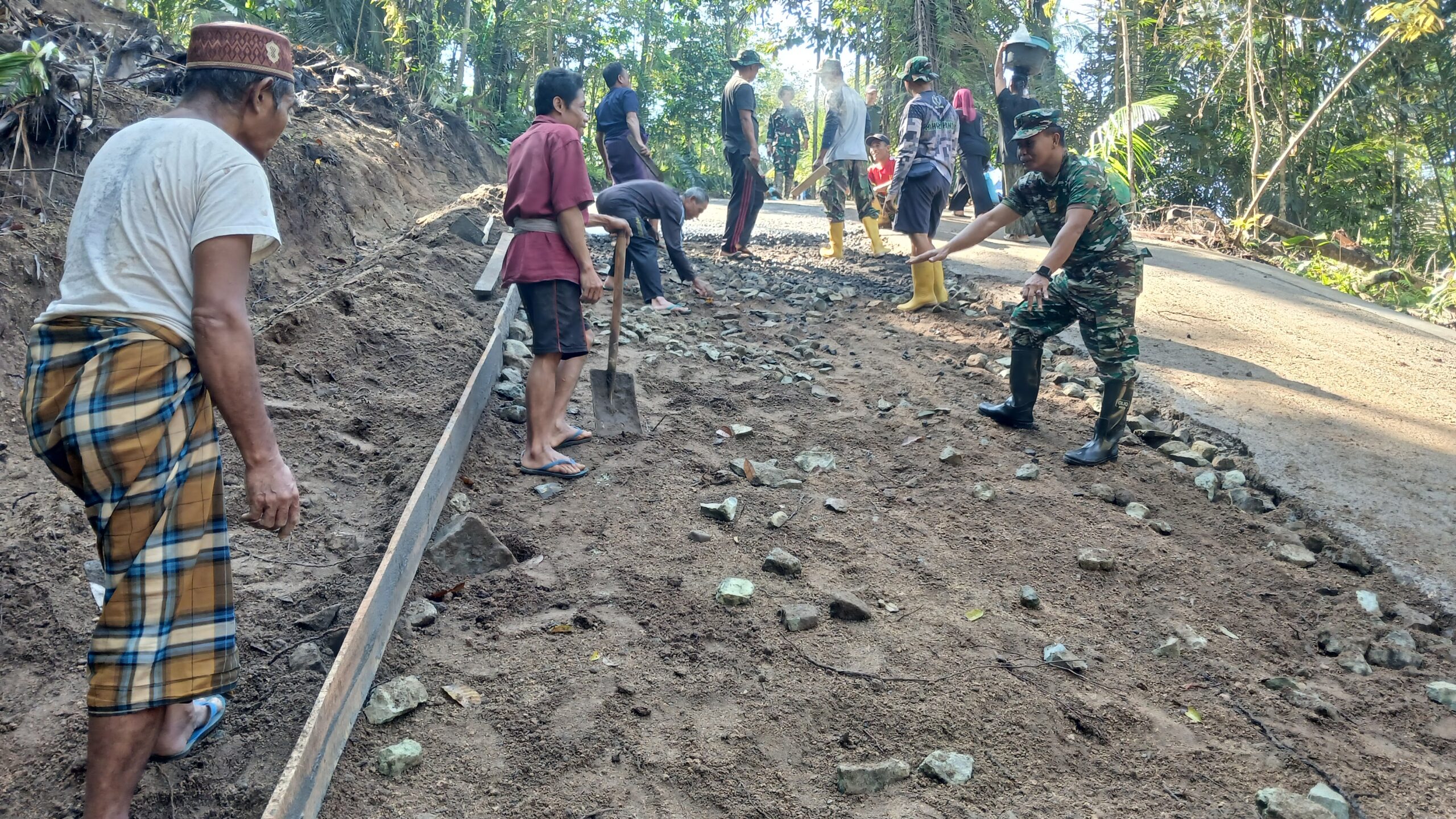 Dandim 1606 Mataram Tinjau Progres TMMD ke-126 di Lingsar: Jalan Rampung, Pompa Hidram Hampir Selesai
