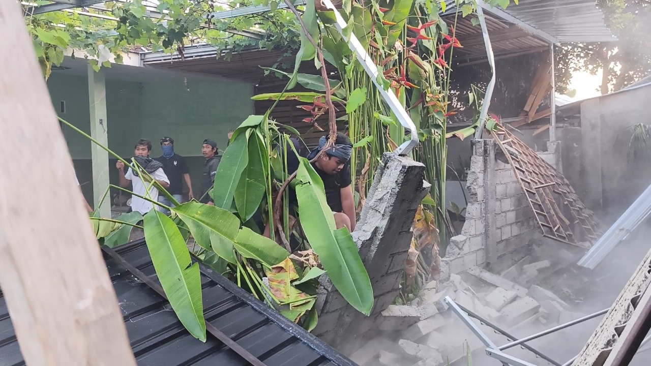 Ratusan Massa Mengamuk di Lombok Barat, Rumah Tersangka Kasus Brigadir Esco Dirusak