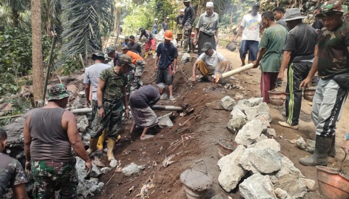 Satgas TMMD ke-126 Kodim 1606/Mataram Bangun Talud 400 Meter di Lingsar, Warga Antusias Gotong Royong
