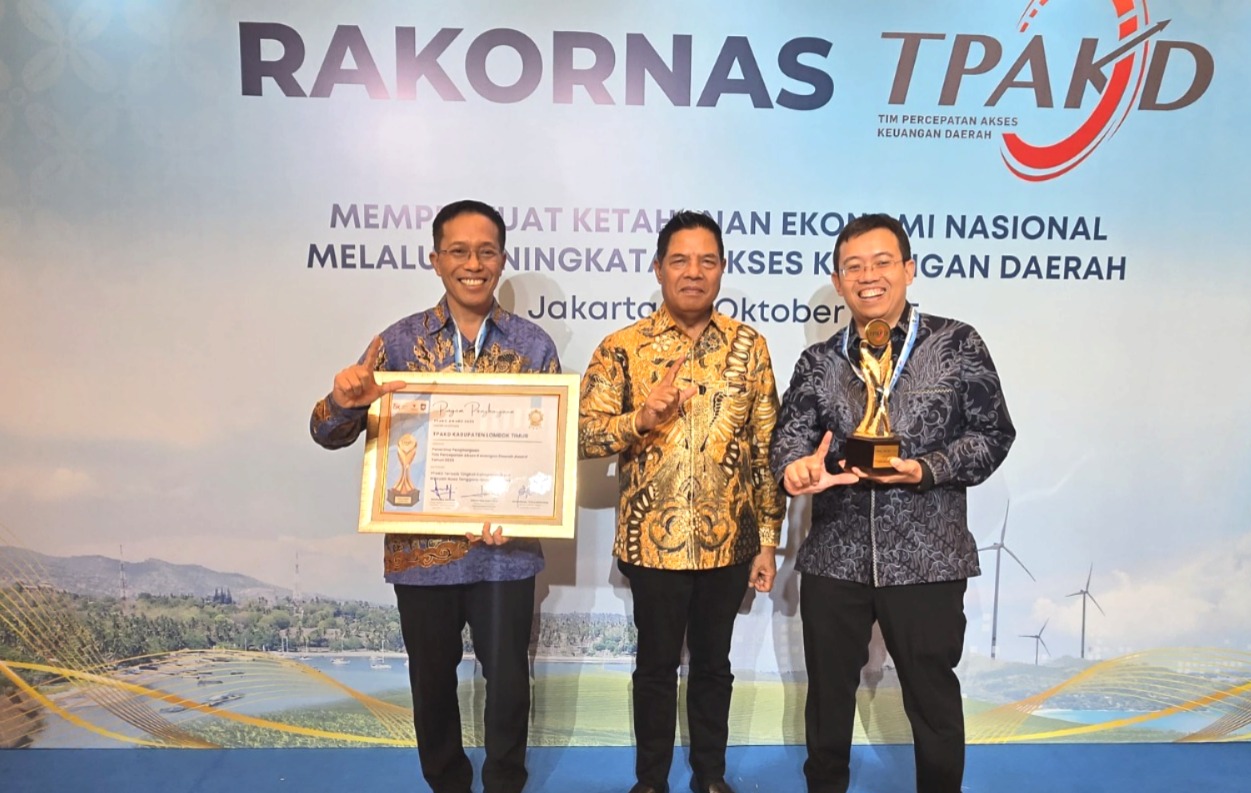 Gubernur NTB dan Bupati Lotim Terima Penghargaan TPAKD 2025 dari OJK