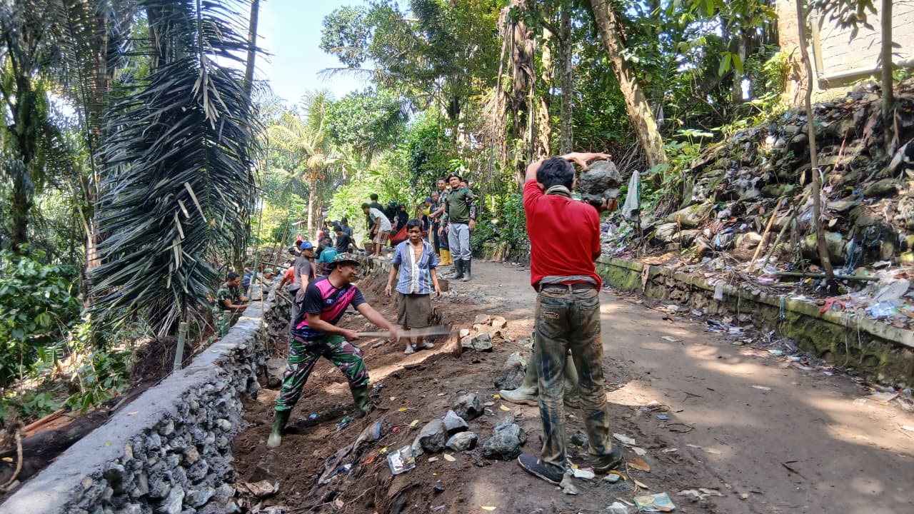 Warga Giri Madia Antusias Gotong Royong di TMMD ke-126 Kodim 1606/Mataram: Bukti Nyata Sinergi TNI dan Rakyat