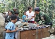Anak-Anak Dusun Sayang Antusias Bantu TMMD Bangun Jalan Baru