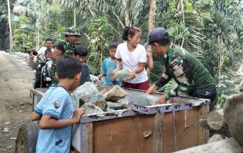 Anak-Anak Dusun Sayang Antusias Bantu TMMD Bangun Jalan Baru