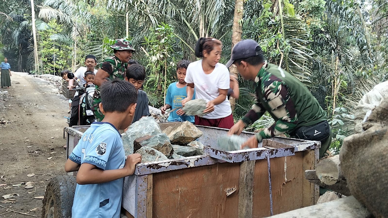 Anak-Anak Dusun Sayang Antusias Bantu TMMD Bangun Jalan Baru