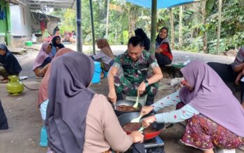 Satgas TMMD Kodim 1606 Mataram Turun Dapur Bantu Warga Masak Dodol di Lingsar