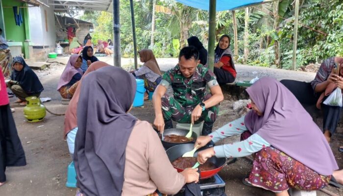 Satgas TMMD Kodim 1606 Mataram Turun Dapur Bantu Warga Masak Dodol di Lingsar
