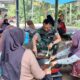 Satgas TMMD Kodim 1606 Mataram Turun Dapur Bantu Warga Masak Dodol di Lingsar