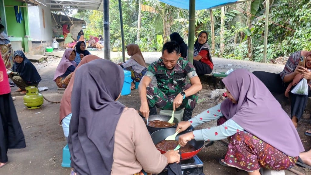 Satgas TMMD Kodim 1606 Mataram Turun Dapur Bantu Warga Masak Dodol di Lingsar